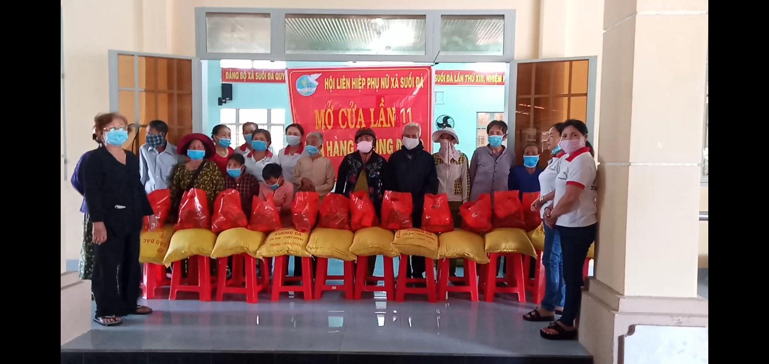Nhóm nấu cháo tình thương trao quà cho hộ nghèo, hộ cận nghèo huyện Dương Minh Châu